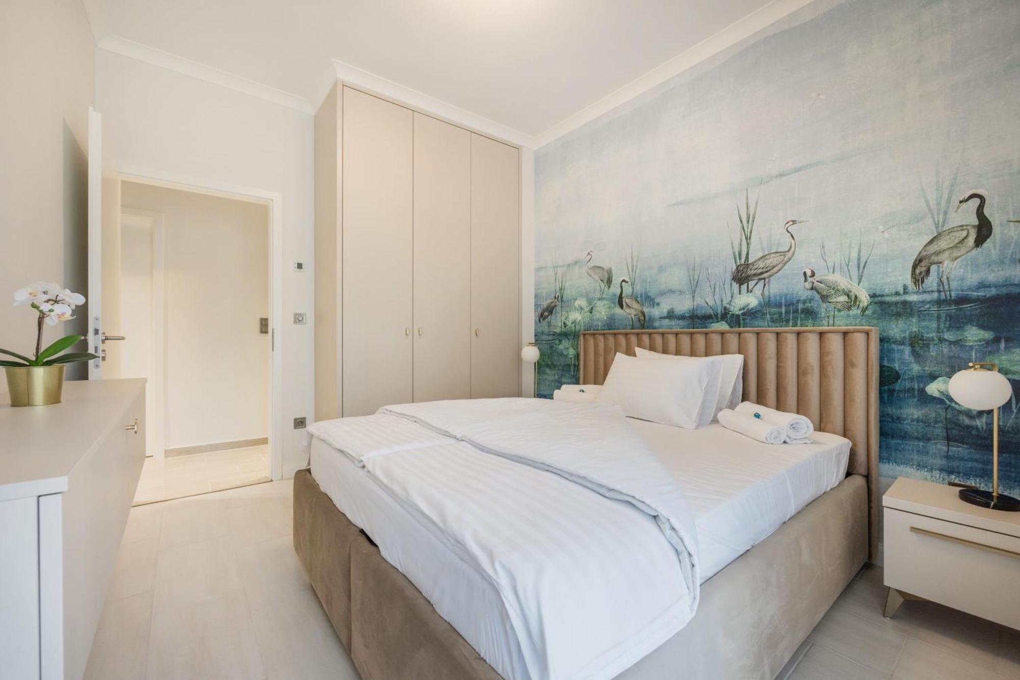 Stylish Ground-floor Comfort W Terrace & Parking