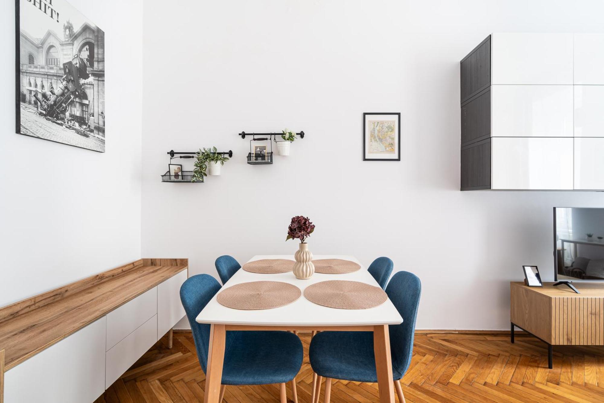 R7 Apartament