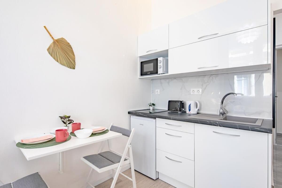Apartment Super - New - Comfy *