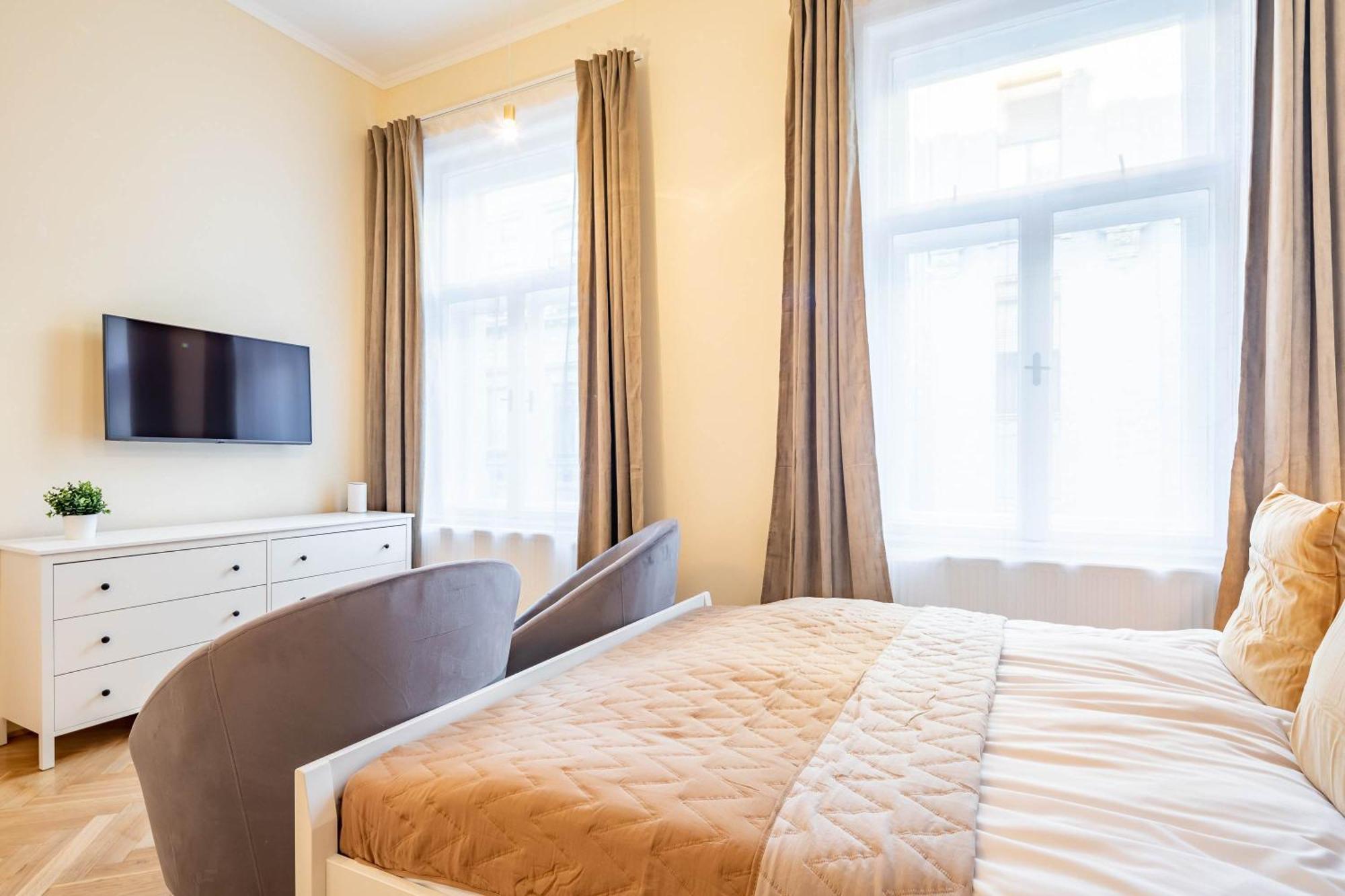 Very - Comfy - New * Budapest