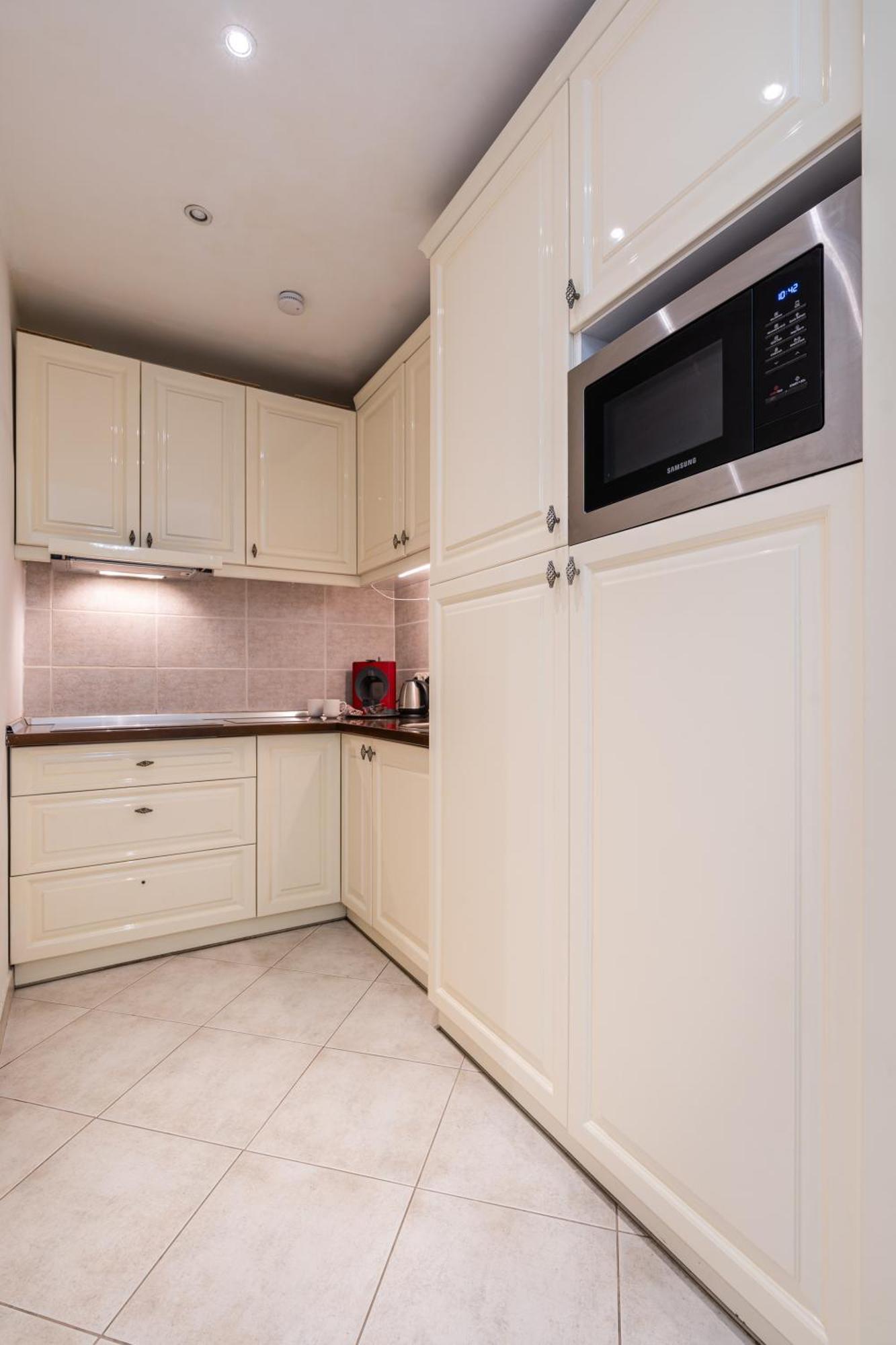 Amora Homes Basilica And Castle View Luxury Suite, Free Parking Reservation Needed