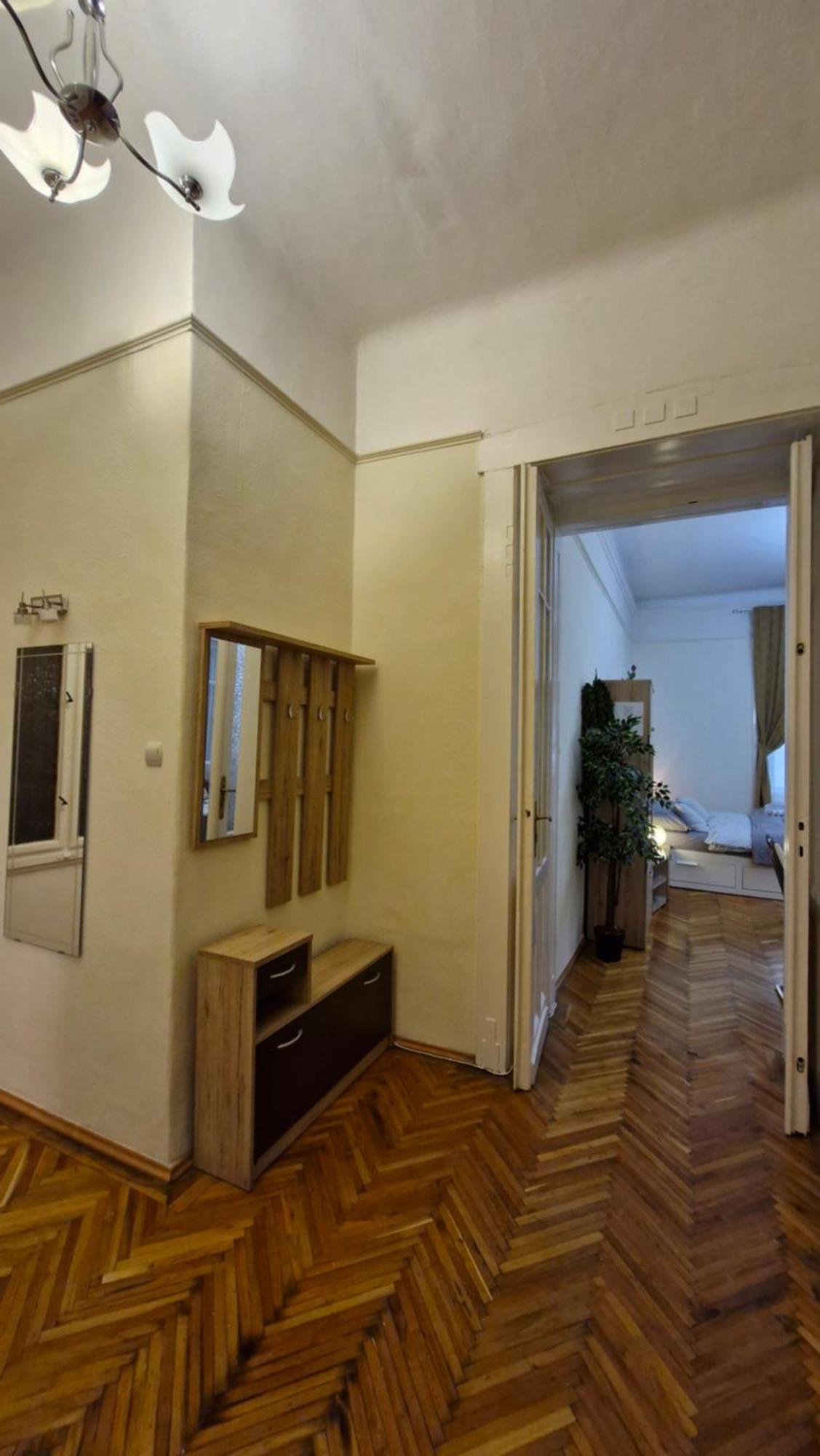 River Center Apartman *