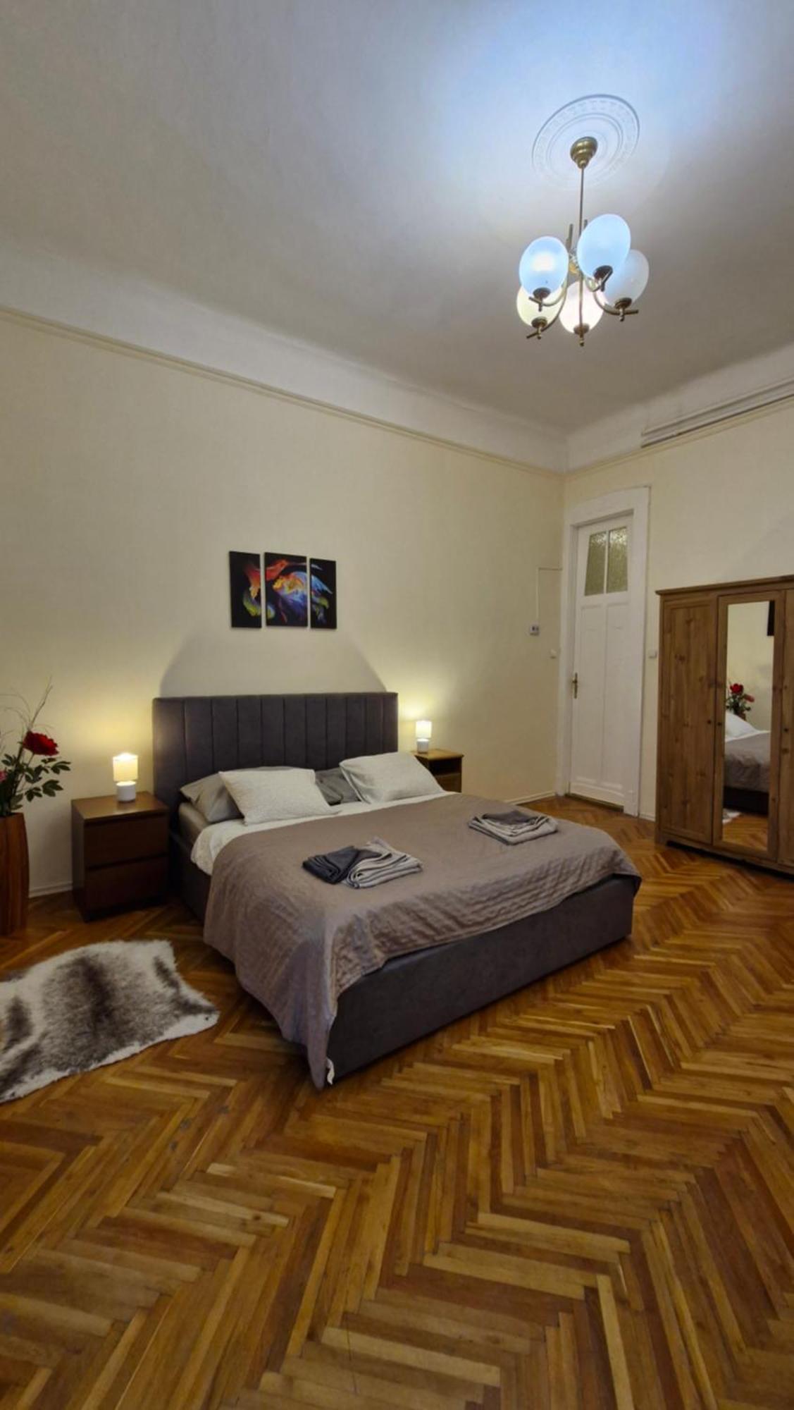 River Center Apartman *