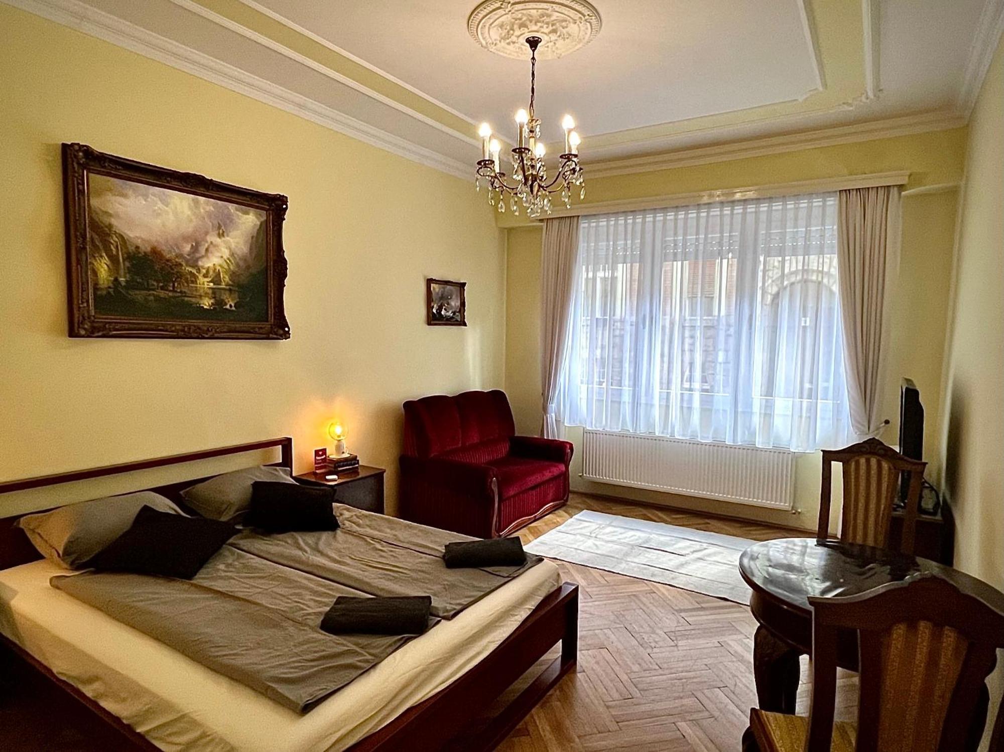 Muse - Your Arthome In The Heart Of * Budapest