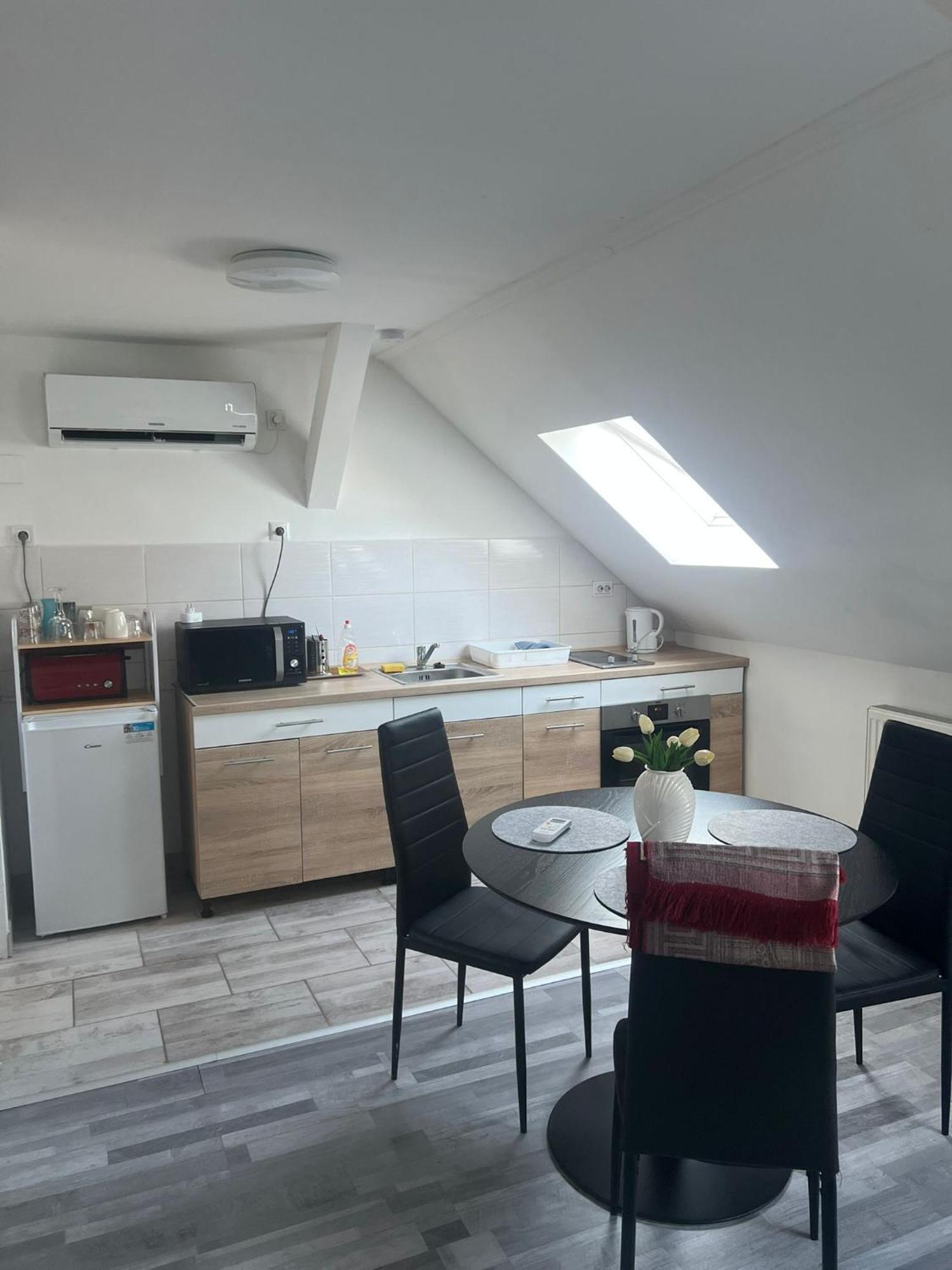 Mira Nest -