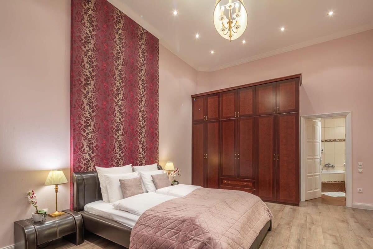 Spacious Elegant At The River Lejlighed