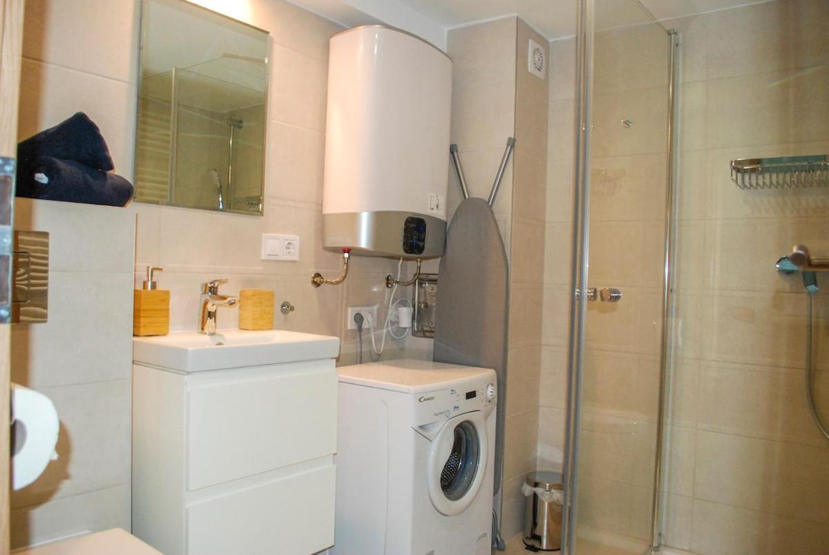 Apartment Stylish Quiet W Cheap Parking Closeby