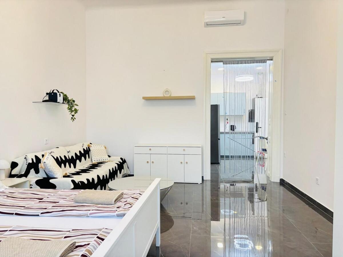 Francis Downtown Escape - Near Corvin Metro -