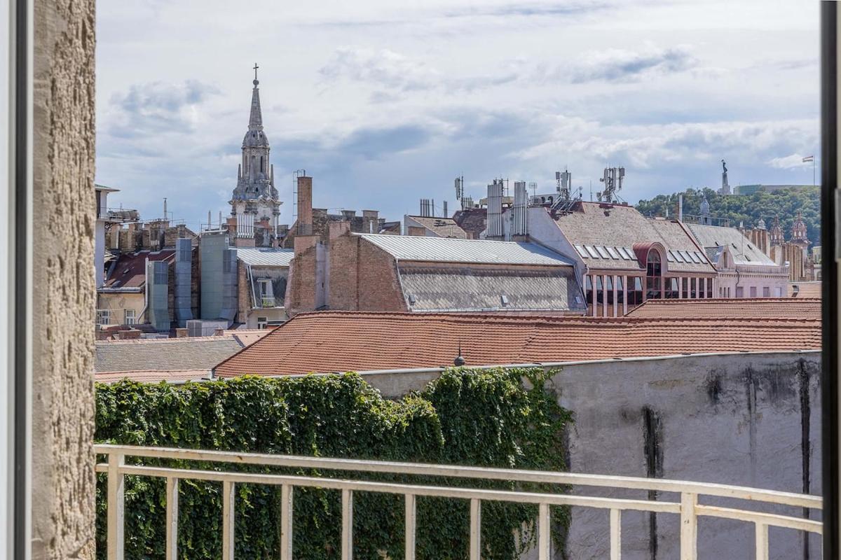 Brand New Fakes-two Balconies Above The Citycenter Apartment Budapest