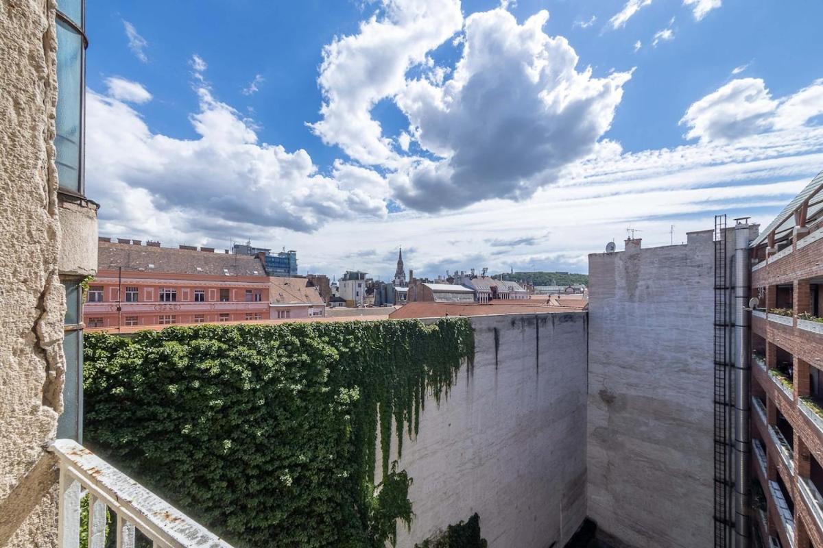 Brand New Fakes-two Balconies Above The Citycenter Apartment