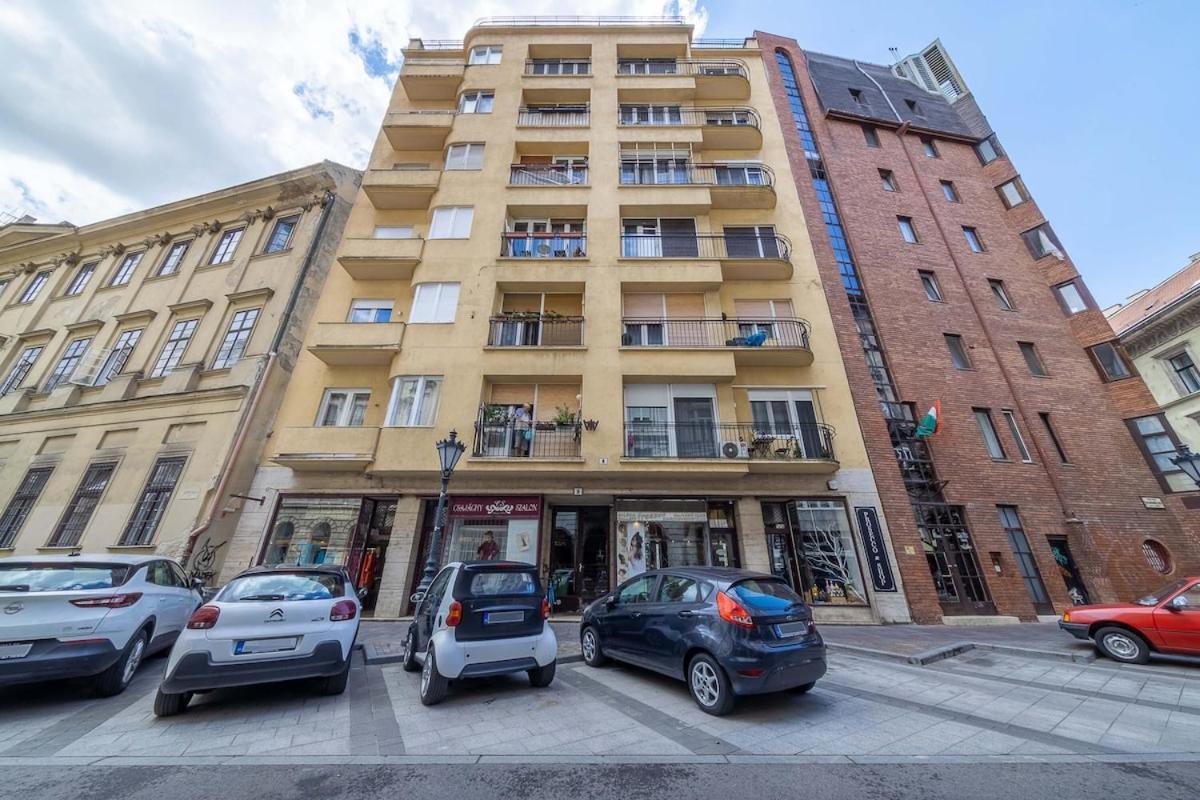 Brand New Fakes-two Balconies Above The Citycenter Apartment