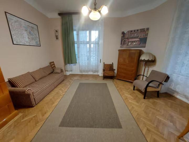 Spacious Base In The Center With Old Style