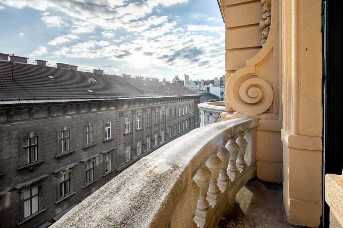 Ultra - Super Comfy - Balcony Budapest