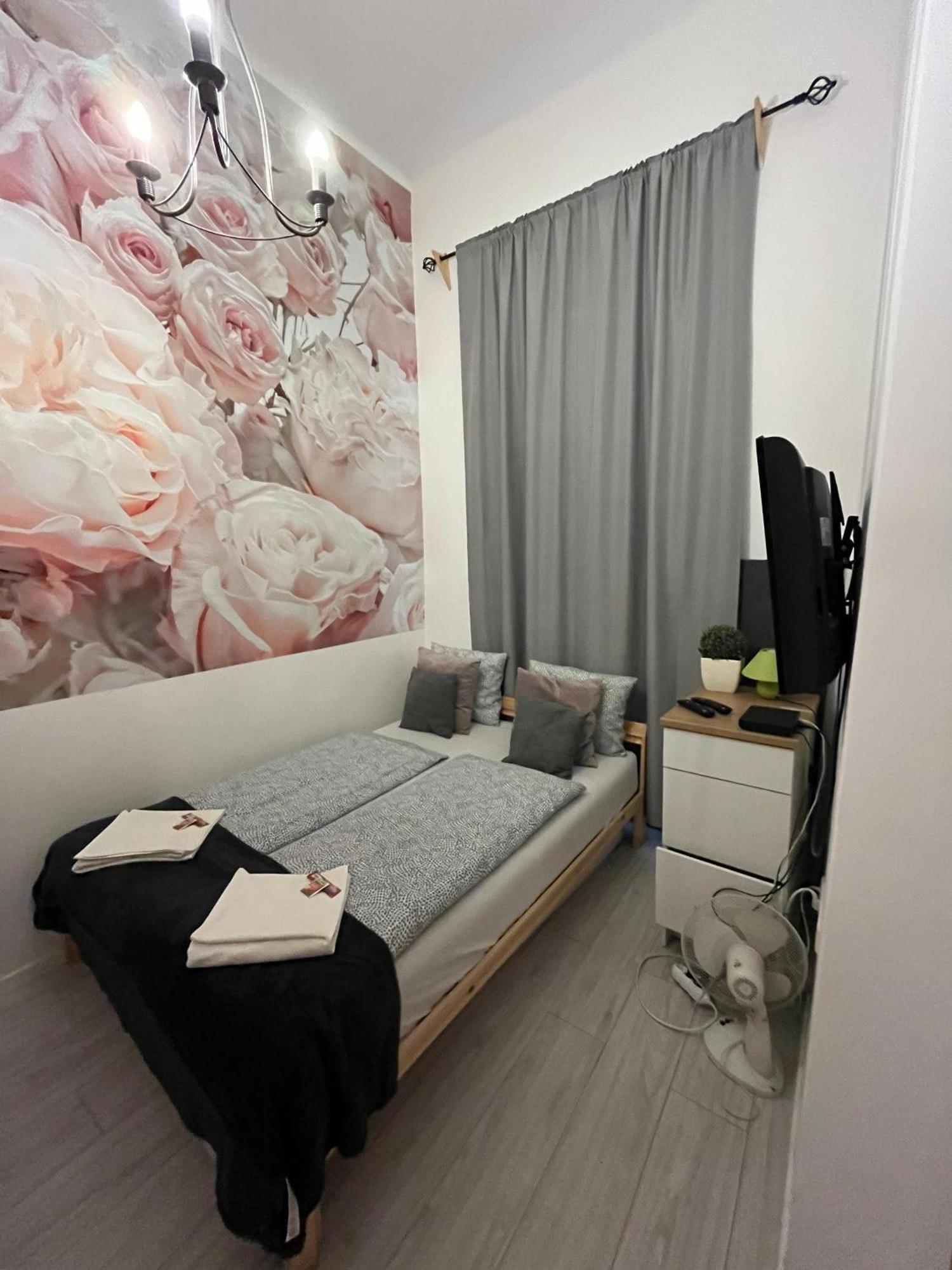 Spring Roses Downtown Boutique On The Famous Vaci Fashion Street Free Coffee, Tee Apartmán Budapešť