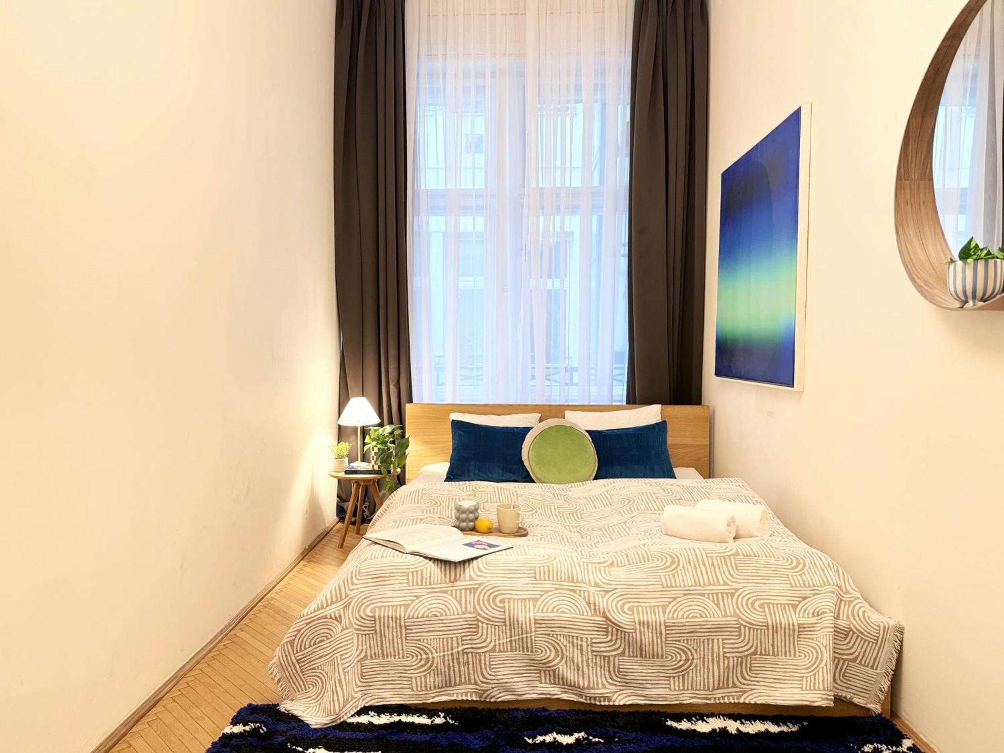 Chic 3br Gem In The 8th - Walk To Krudy St Apartmán