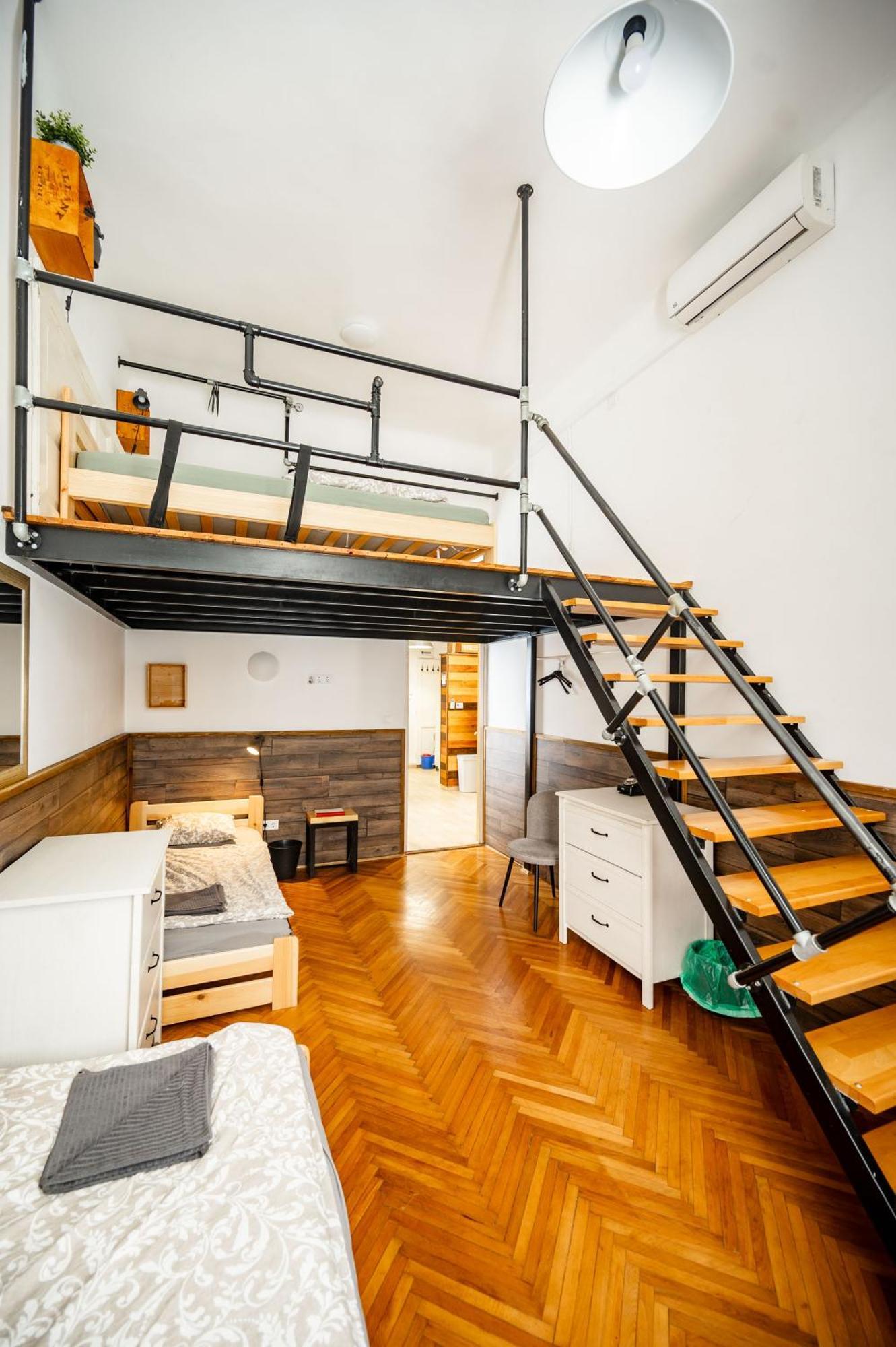 Location 2 Bedrooms - 2 Bathrooms