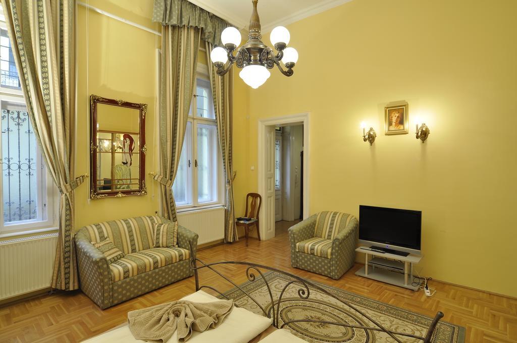 Charming Art Deco Flat Budapest