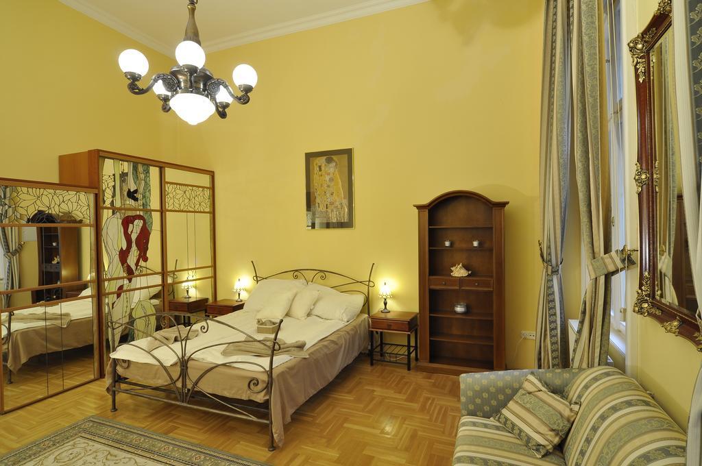 Charming Art Deco Flat Apartment