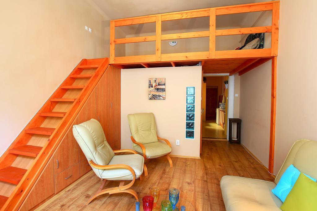 Apartment R7 *