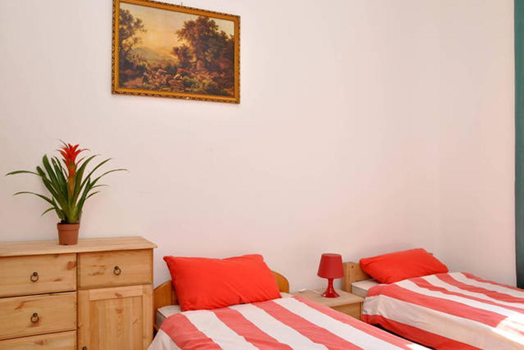 Yolo Hostal *