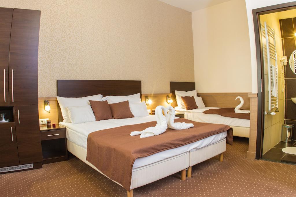 21 And 3* Budapest