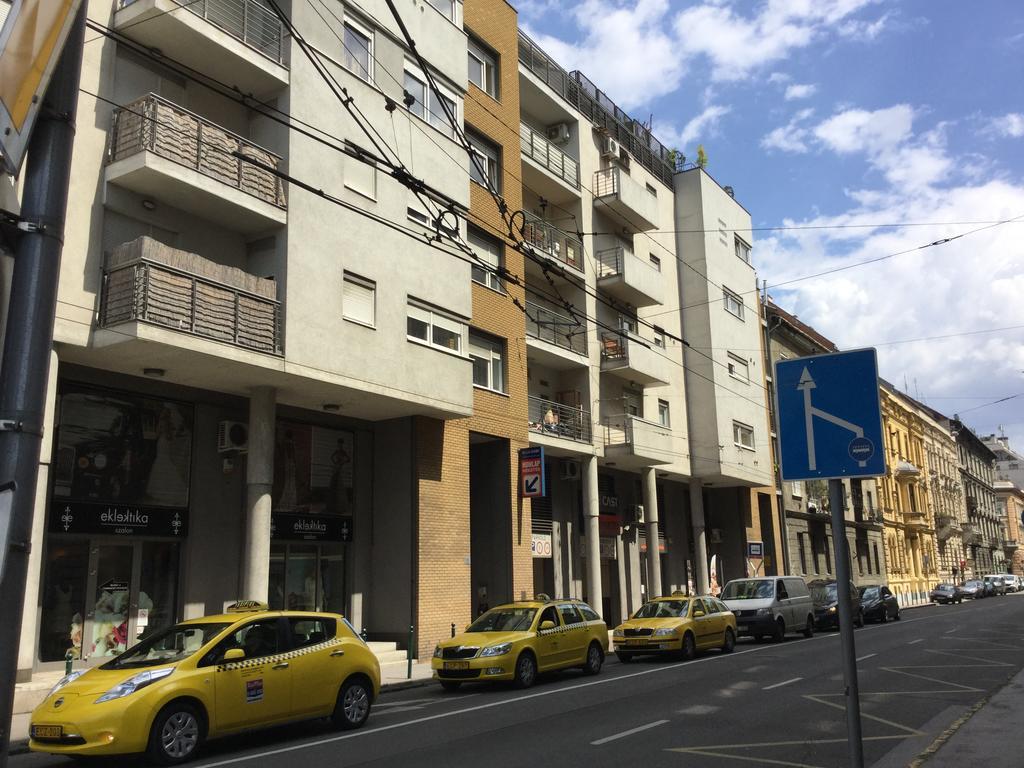 Adam's And Free Parking Budapest