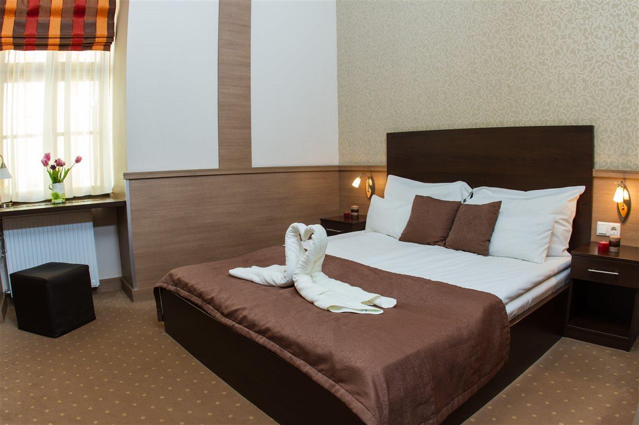 Hotel 21 And