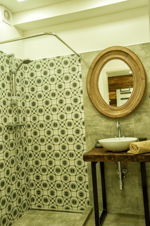 Near The Great Synagogue With Free Garage Apartment *