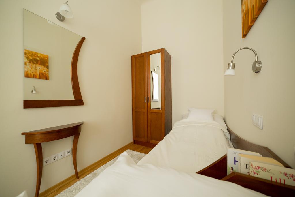 Family Buddha Apartment