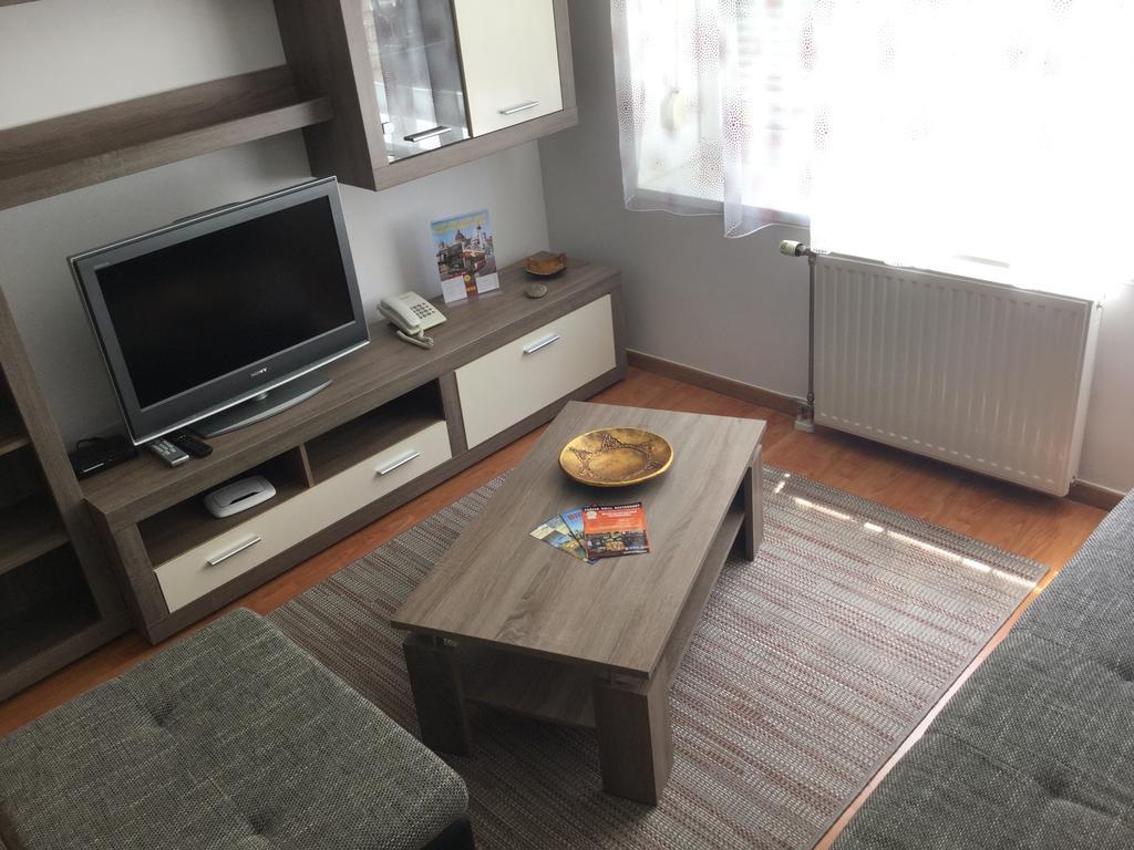 Adam's And Free Parking Apartment *