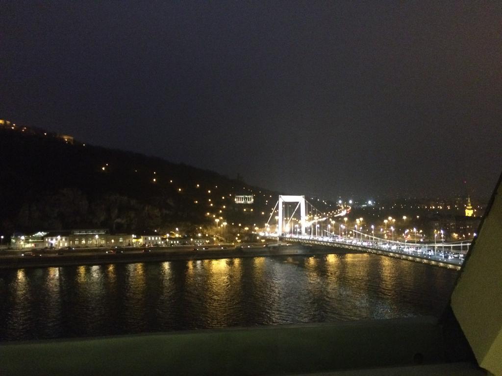 Riverside Flat With King Castle View *