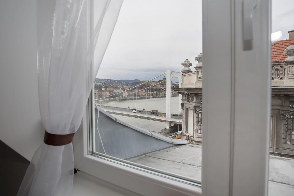 Apartment Riverside Flat With King Castle View
