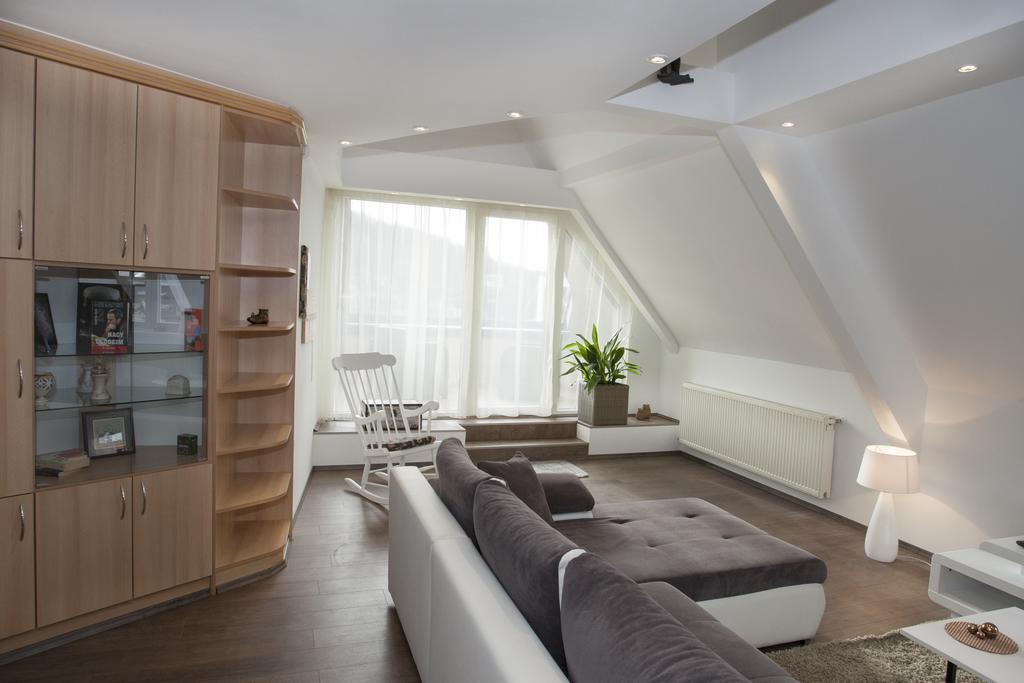 Riverside Flat With King Castle View