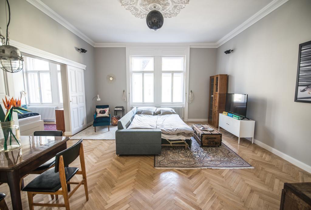 Top Designer City Park Apartment