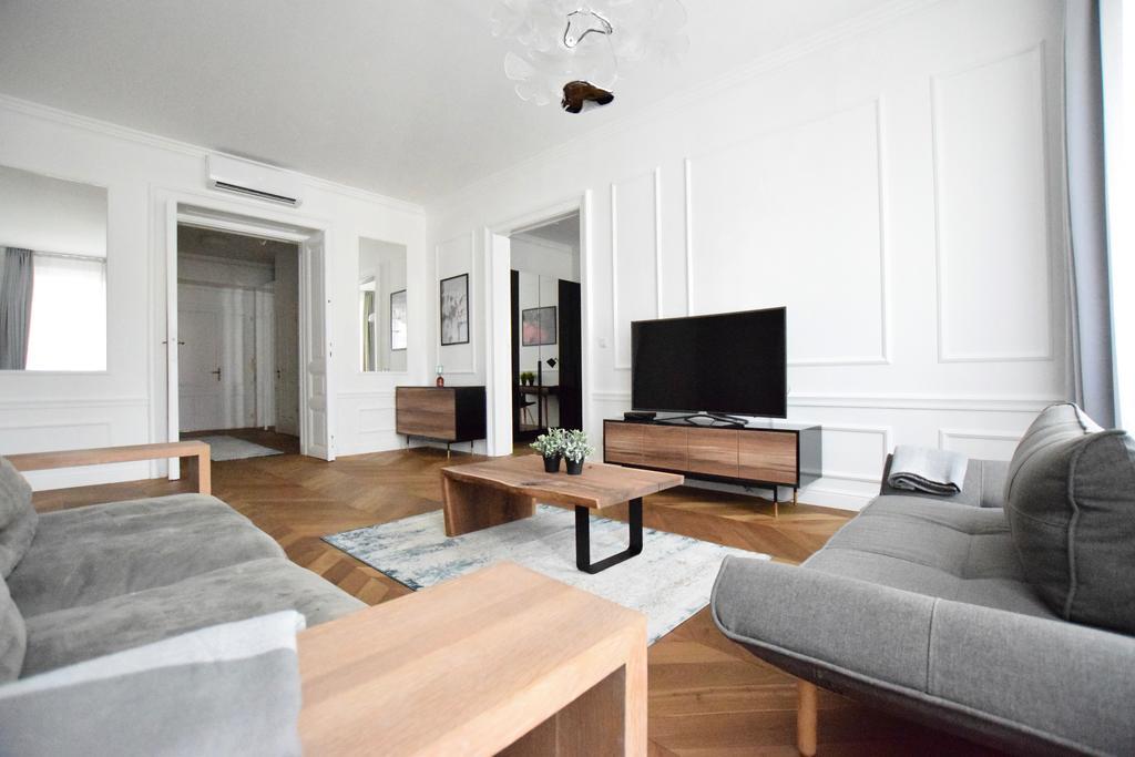 Luxury By Hi5 - Szervita * Budapest