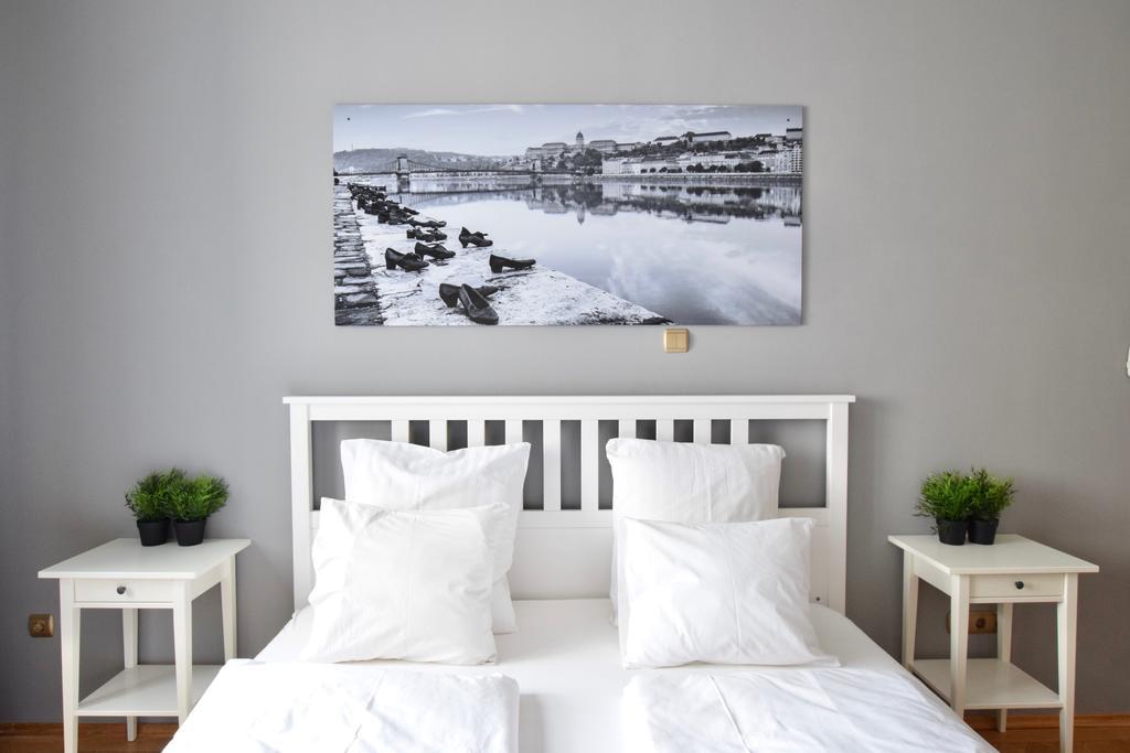 Standerd By Hi5 - Lovag Family Budapest