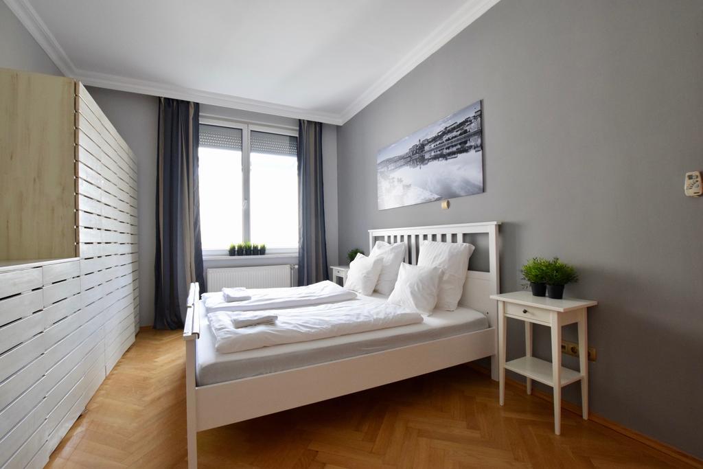 Standerd By Hi5 - Lovag Family Budapest