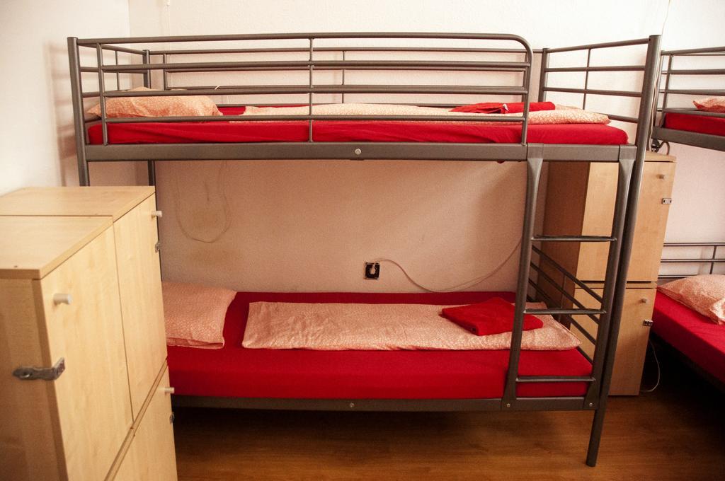 Hostal 2night