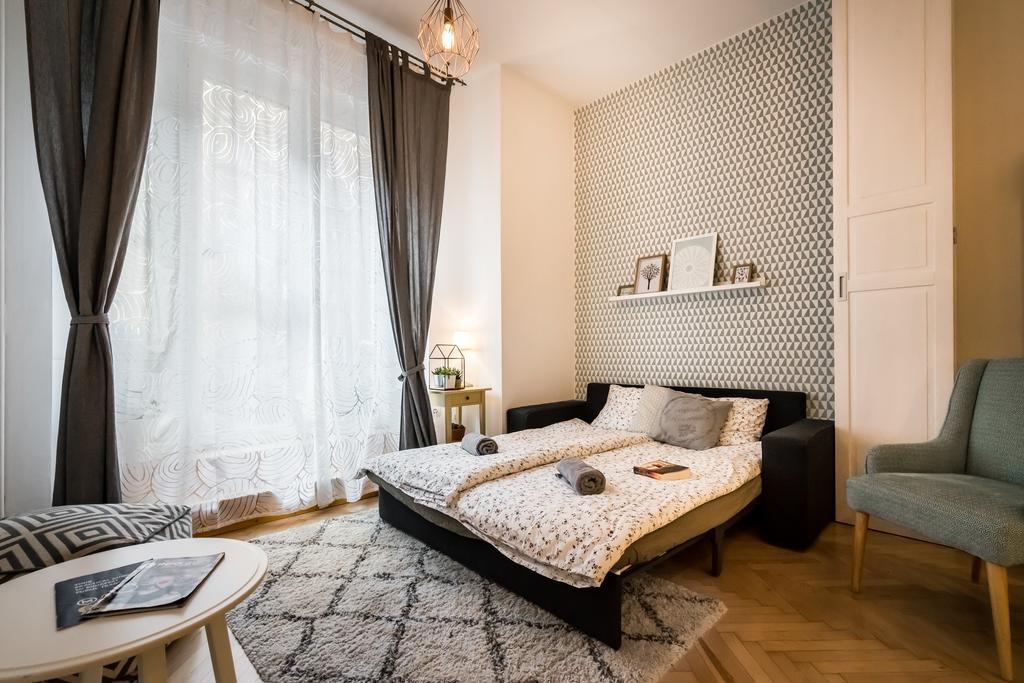 Bpr Charming Design With Balcony, A/c *