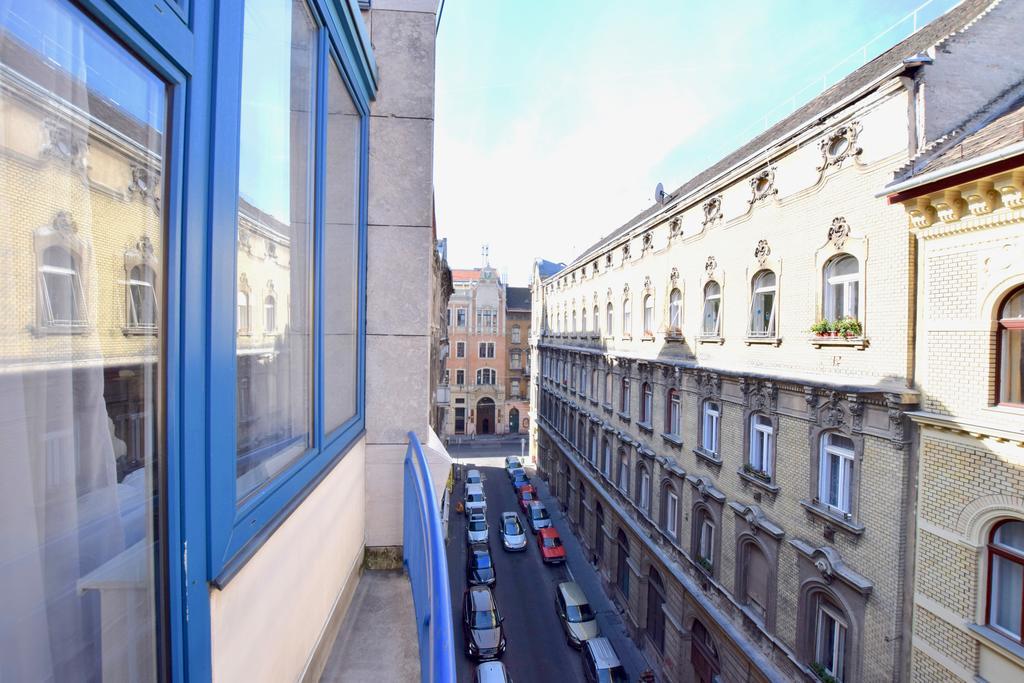 Standerd By Hi5 - Lovag Family Budapest