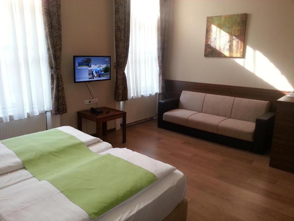 Elit Hotel 3*