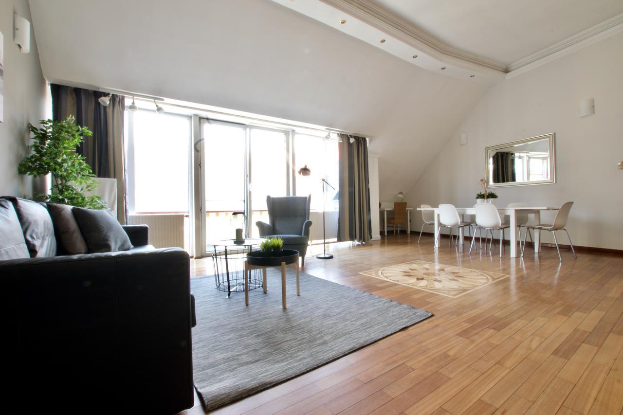 Standerd By Hi5 - Lovag Family Budapest
