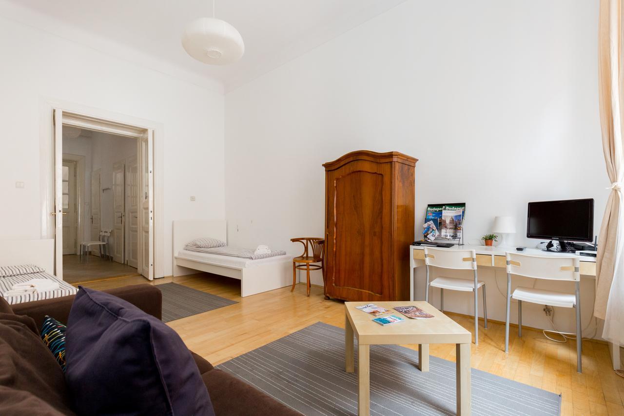 Kazinczy 32/ii-piano Central * Budapest