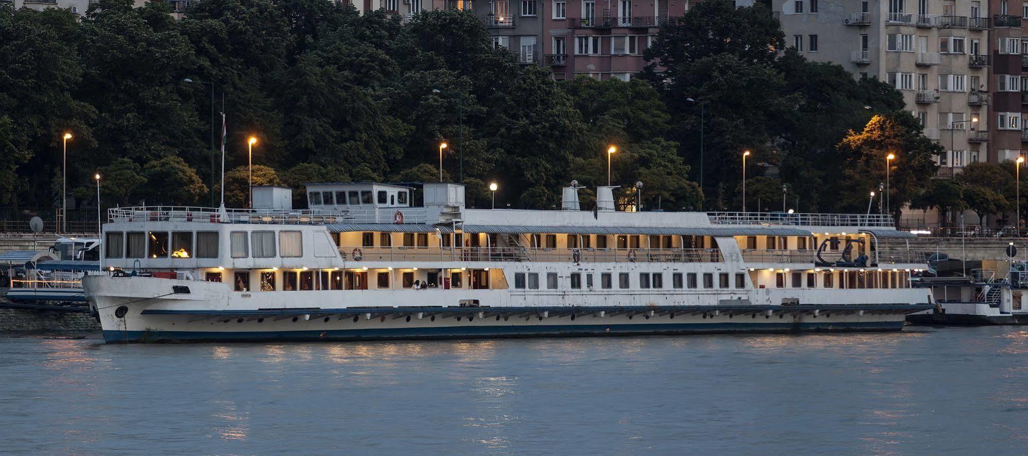 Fortuna Boat Botel