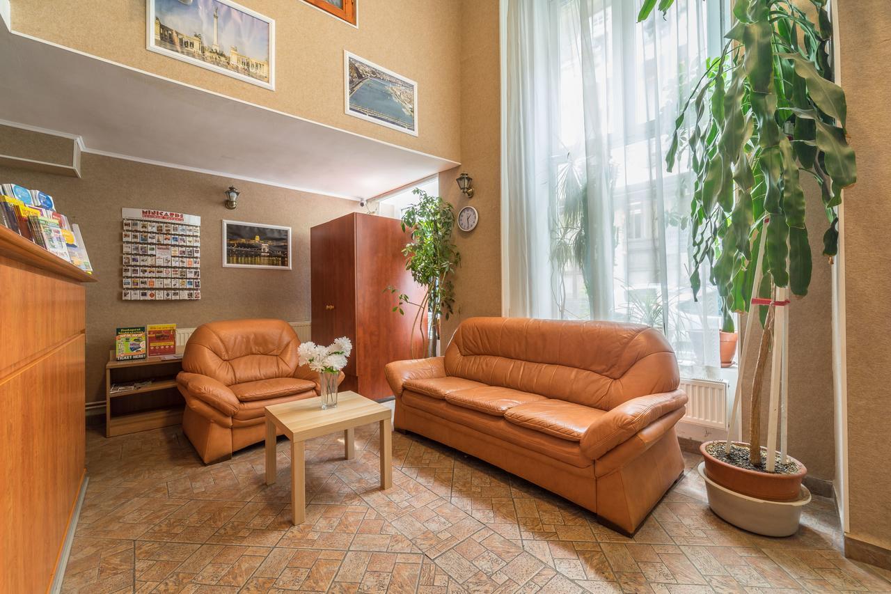 Easy Star Hotel