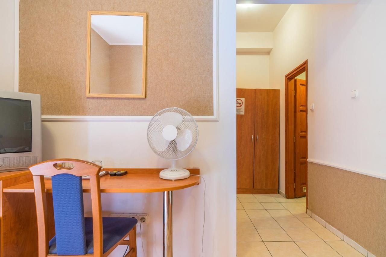 Easy Star Hotel