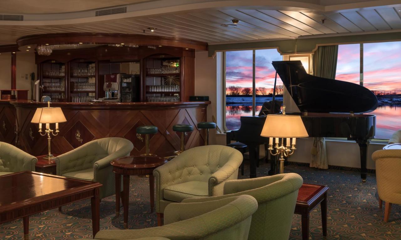 Onriver Hotels - Ms Cezanne Botel