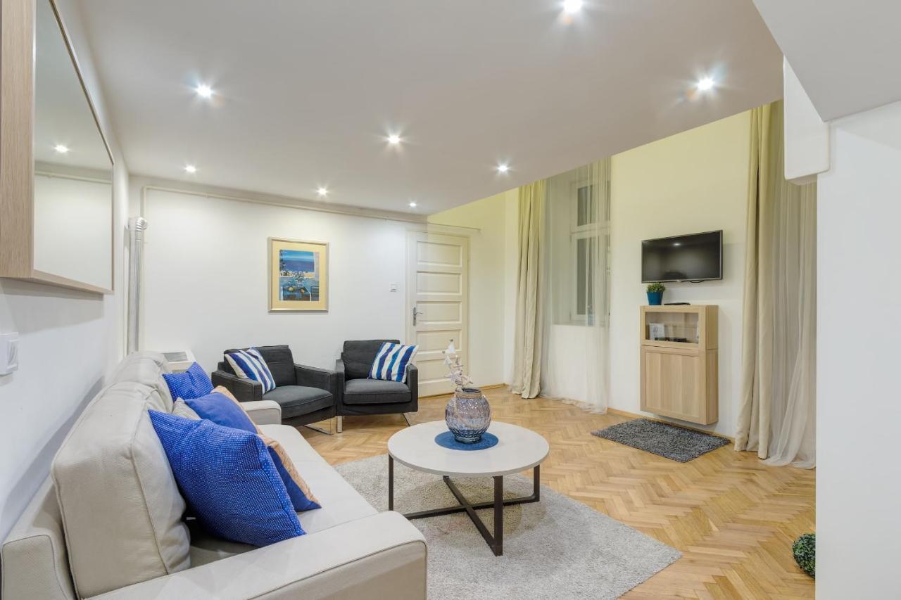 Beautiful At Basilica Apartment