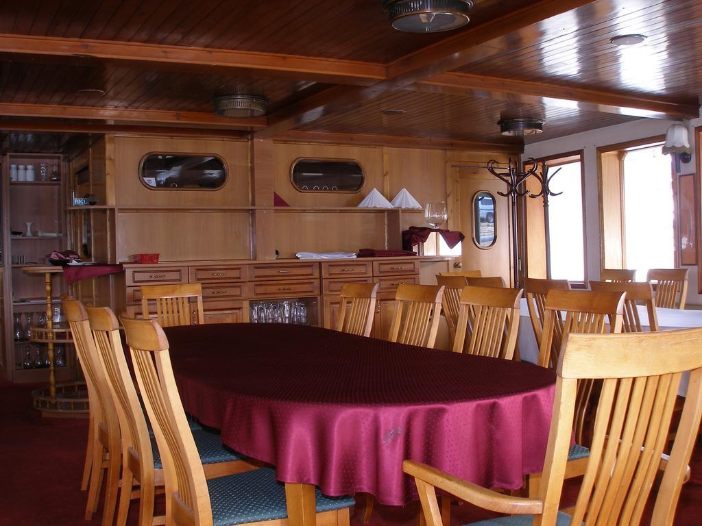 Fortuna Boat Botel 3*