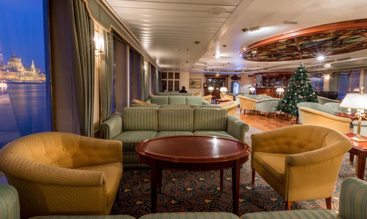 Onriver Hotels - Ms Cezanne
